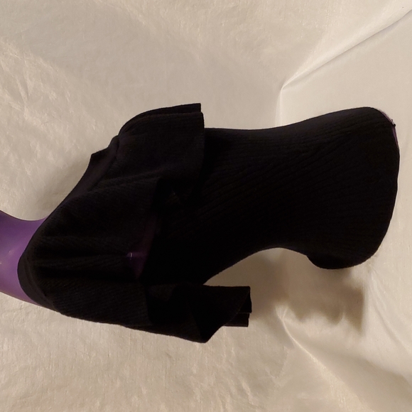 SZ. MEDIUM CHARLOTTE RUSSE BLACK RUFFLED RIBBED KNIT COLD SHOULDER TOP - Picture 4 of 8